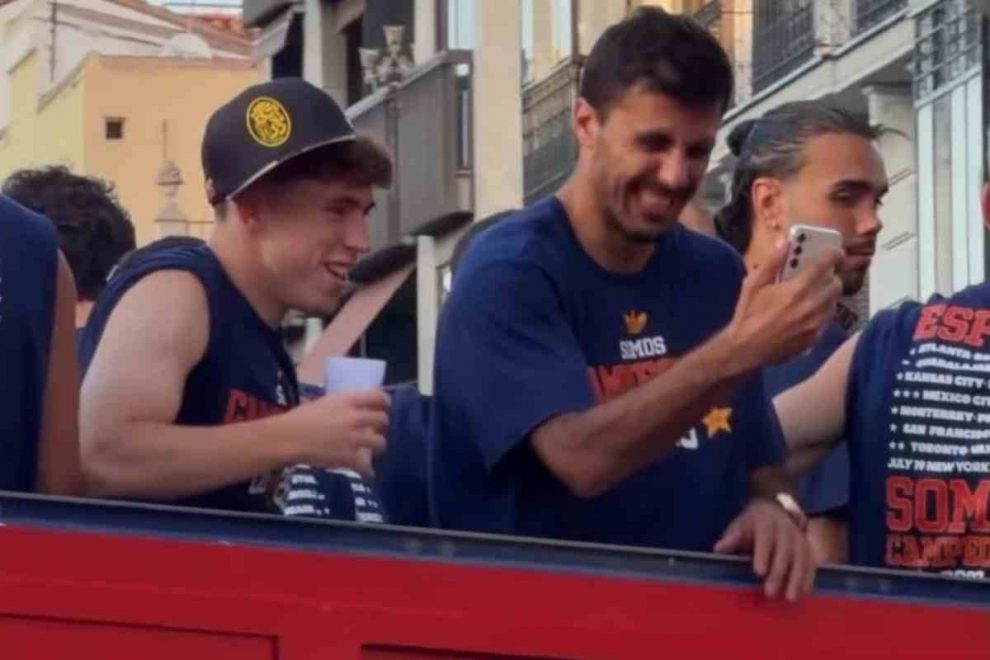 Víctor Muñoz celebró con una gorra de Leones del Caracas