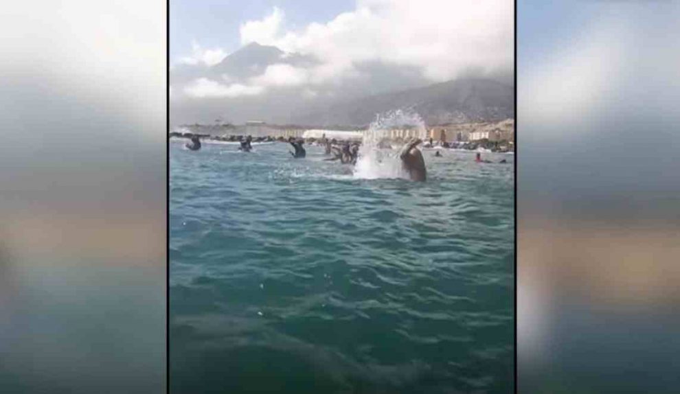 Surfistas homenajean a víctimas del terremoto en La Guaira con emotivo Paddle Out