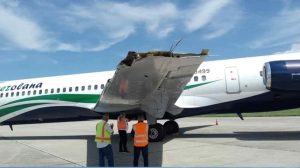 Avión de Venezolana sufrió daños en un ala tras incidente en Aragua