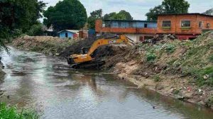 Crecida del Caño Colorado desplomó vivienda donde vivían ocho personas en Maracay