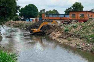 Crecida del Caño Colorado desplomó vivienda donde vivían ocho personas en Maracay