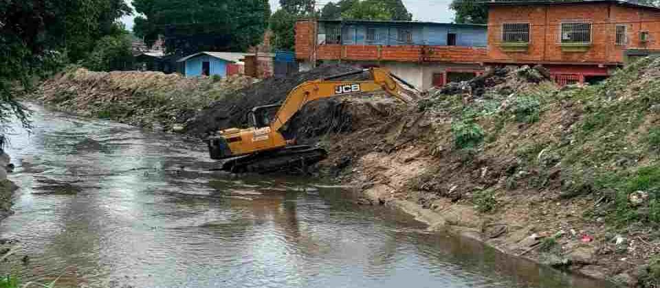 Crecida del Caño Colorado desplomó vivienda donde vivían ocho personas en Maracay