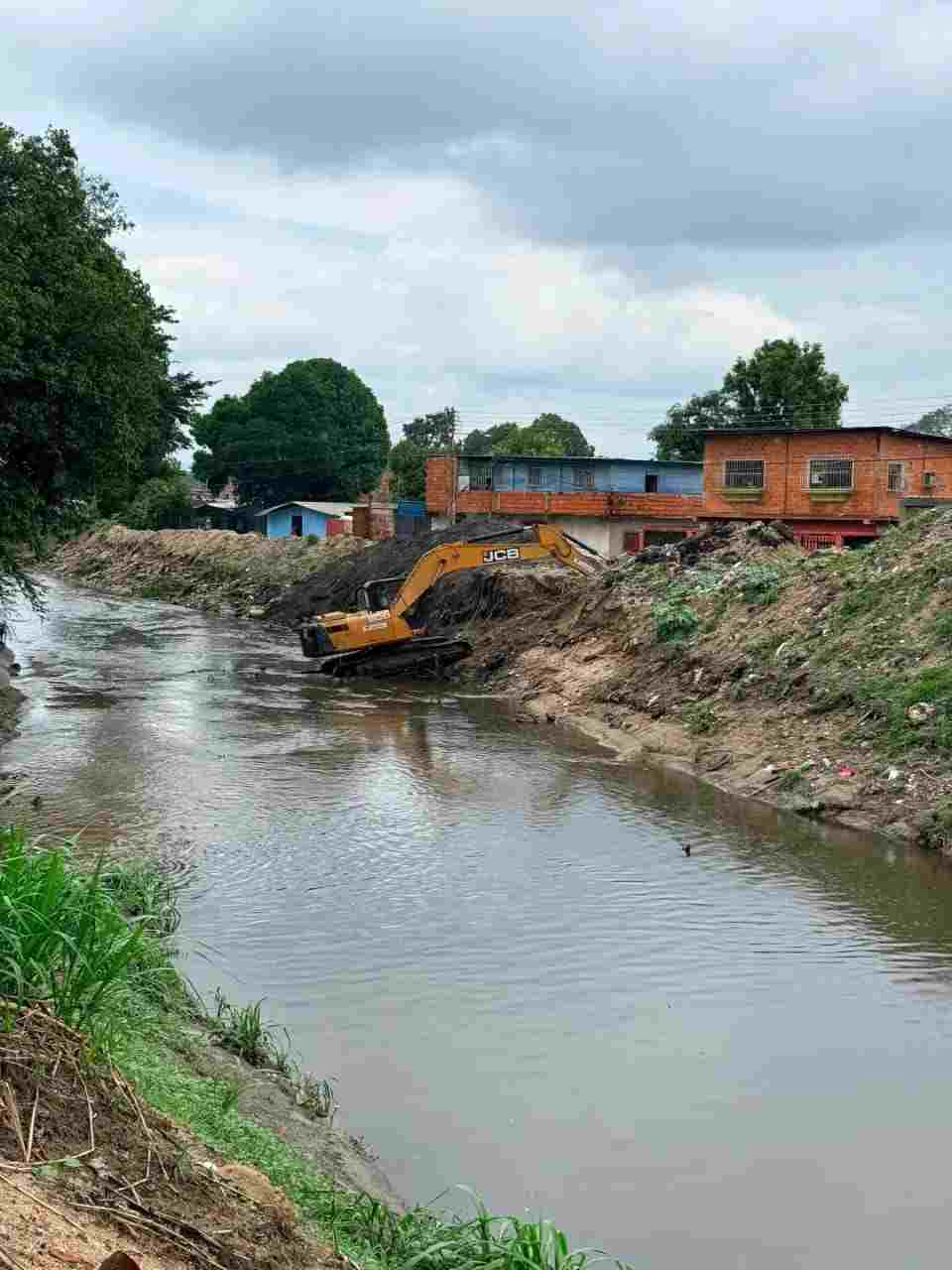Crecida del Caño Colorado desplomó vivienda donde vivían ocho personas en Maracay