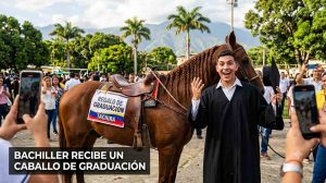 Bachiller recibe un caballo de graduación en Táchira y su reacción se hace viral
