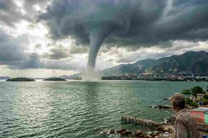 Captan tromba lacustre sobre el Lago de Valencia desde Palo Negro