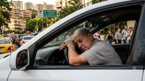 Adulto mayor dormido en vehículo en El Cafetal genera críticas por actuación policial