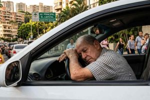 Adulto mayor dormido en vehículo en El Cafetal genera críticas por actuación policial