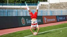 Saque de banda con voltereta en Rusia termina en una asistencia espectacular