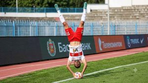 Saque de banda con voltereta en Rusia termina en una asistencia espectacular