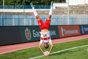 Saque de banda con voltereta en Rusia termina en una asistencia espectacular