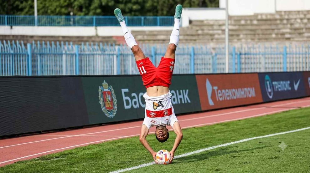 Saque de banda con voltereta en Rusia termina en una asistencia espectacular