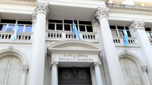 inversores de IRSA reclaman fondos retenidos. Fachada del Banco Central de Argentina