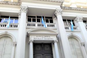 inversores de IRSA reclaman fondos retenidos. Fachada del Banco Central de Argentina