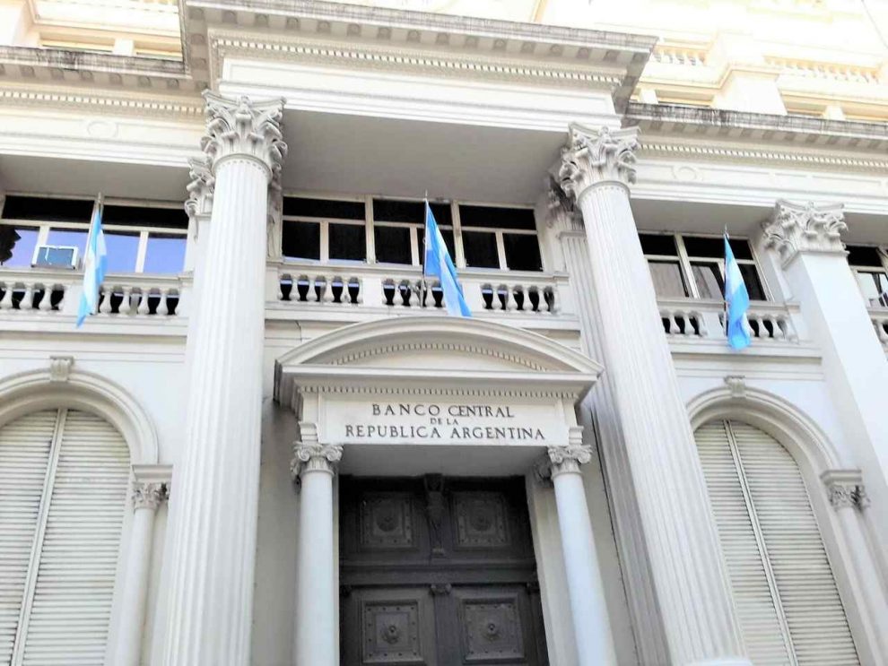 inversores de IRSA reclaman fondos retenidos. Fachada del Banco Central de Argentina