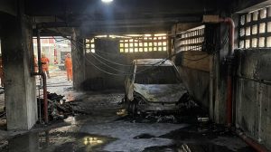 Un vehículo se incendió en Base Aragua, Maracay, dentro del sótano de un edificio. Vecinos evacuaron y bomberos controlaron la emergencia.