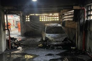Un vehículo se incendió en Base Aragua, Maracay, dentro del sótano de un edificio. Vecinos evacuaron y bomberos controlaron la emergencia.