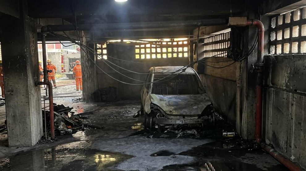 Un vehículo se incendió en Base Aragua, Maracay, dentro del sótano de un edificio. Vecinos evacuaron y bomberos controlaron la emergencia.