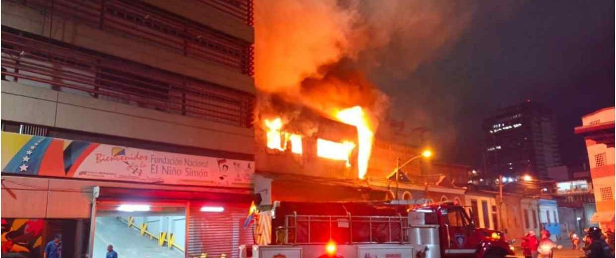 Un incendio en una carpintería de la avenida Andrés Bello se propagó hasta la Fundación El Niño Simón y dejó un bombero lesionado.