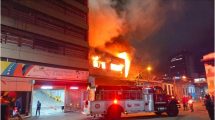 Un incendio en una carpintería de la avenida Andrés Bello se propagó hasta la Fundación El Niño Simón y dejó un bombero lesionado.