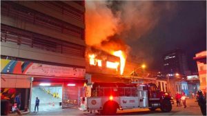 Un incendio en una carpintería de la avenida Andrés Bello se propagó hasta la Fundación El Niño Simón y dejó un bombero lesionado.