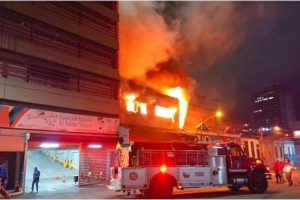 Un incendio en una carpintería de la avenida Andrés Bello se propagó hasta la Fundación El Niño Simón y dejó un bombero lesionado.