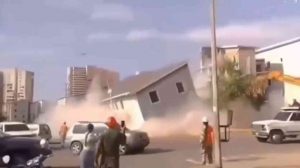 Denuncian peligrosa demolición en Playa Grande