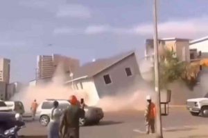 Denuncian peligrosa demolición en Playa Grande