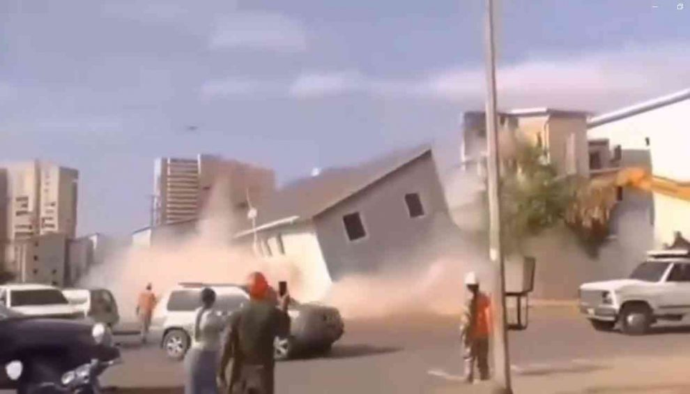 Denuncian peligrosa demolición en Playa Grande