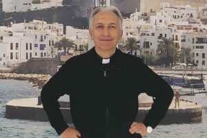 Fernando Cuevas, sacerdote español, ha logrado 1.280 matrimonios conectando a solteros católicos por WhatsApp durante los últimos 15 años.