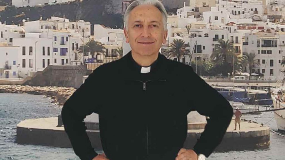 Fernando Cuevas, sacerdote español, ha logrado 1.280 matrimonios conectando a solteros católicos por WhatsApp durante los últimos 15 años.