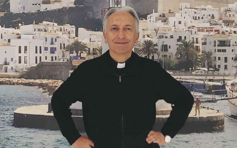 Fernando Cuevas, sacerdote español, ha logrado 1.280 matrimonios conectando a solteros católicos por WhatsApp durante los últimos 15 años.