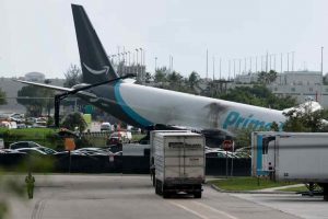 Avión de carga se incendia en Miami