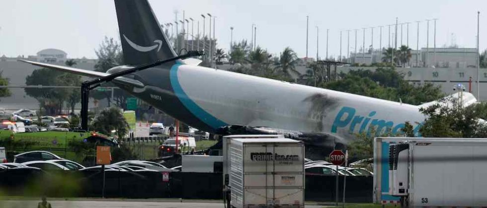 Avión de carga se incendia en Miami