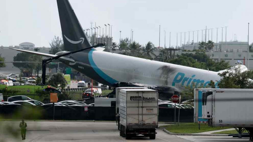 Avión de carga se incendia en Miami