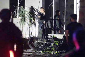 Carro bomba explota frente a estación policial en Colombia: un muerto y 11 heridos