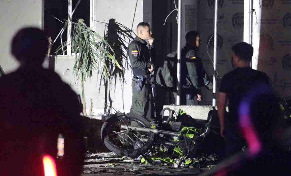 Carro bomba explota frente a estación policial en Colombia: un muerto y 11 heridos