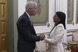 Delcy Rodríguez recibe a Chris Wright