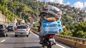 Motorizado circula con carga sobredimensionada