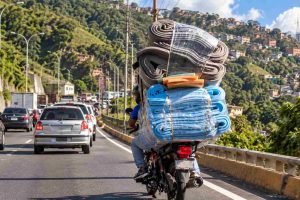 Motorizado circula con carga sobredimensionada