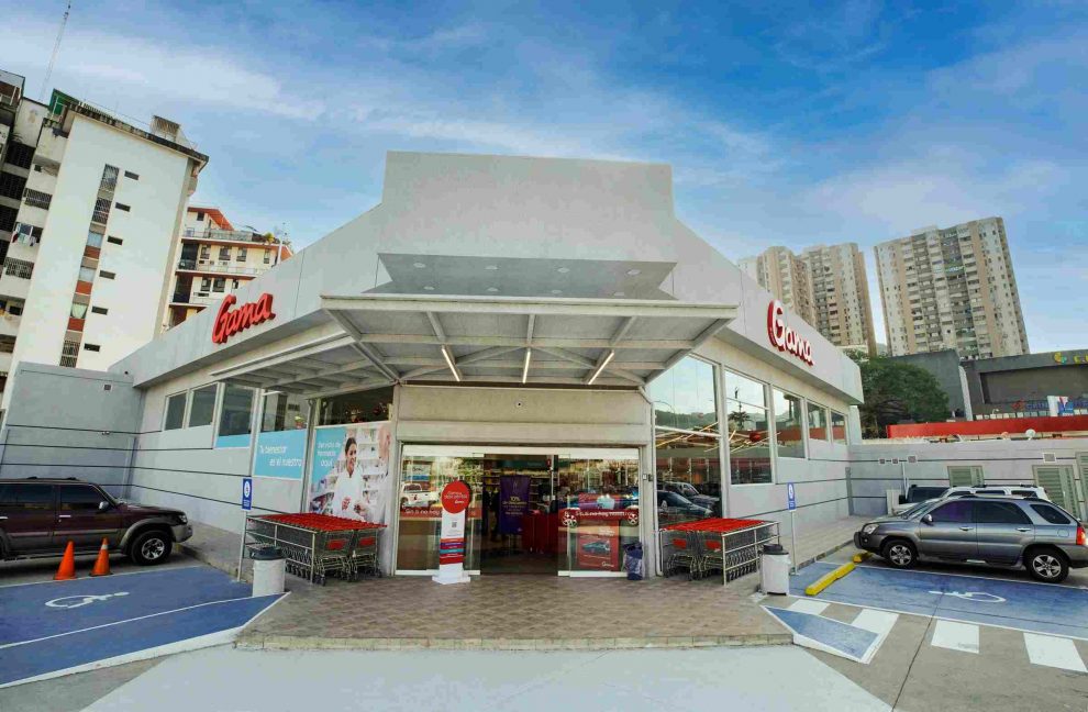 Supermercados Gama investiga trato indebido a cliente en Caracas, ofrece disculpas y separa de sus funciones al personal de seguridad involucrado.