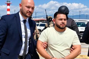 arresto escoltado a la pista