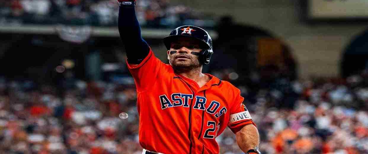 José Altuve conectó su jonrón 28 en playoffs y quedó a uno del récord histórico de Manny Ramírez en la postemporada de MLB.