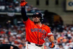 José Altuve conectó su jonrón 28 en playoffs y quedó a uno del récord histórico de Manny Ramírez en la postemporada de MLB.