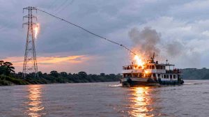 Emergencia en el río Orinoco: Cable eléctrico cae sobre una embarcación fluvial