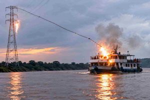 Emergencia en el río Orinoco: Cable eléctrico cae sobre una embarcación fluvial